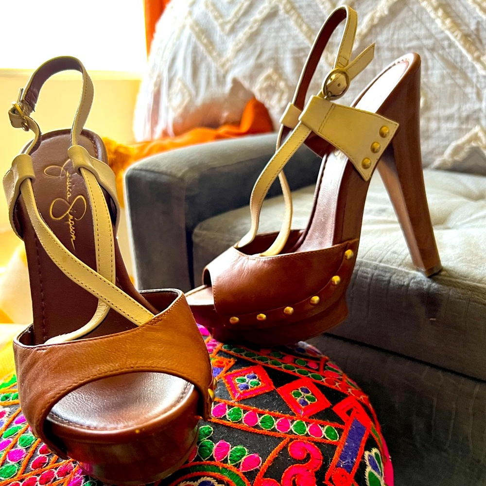Caramel and white straps will compliment any outfit